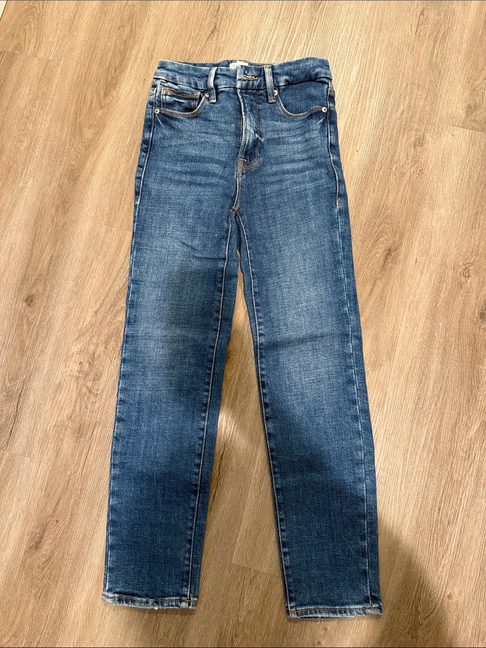 Good American Straight Leg Jeans in Medium Blue Wash